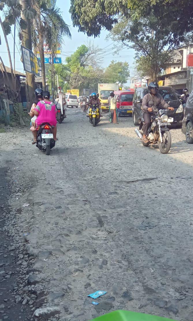 Sangat miris seakan akan pejabat setempat menutup mata Macet Sampai Dua Kilometer Jalan Kabupaten di Desa Gunungsindur, Kecamatan Gunungsindur Rusak Parah. 