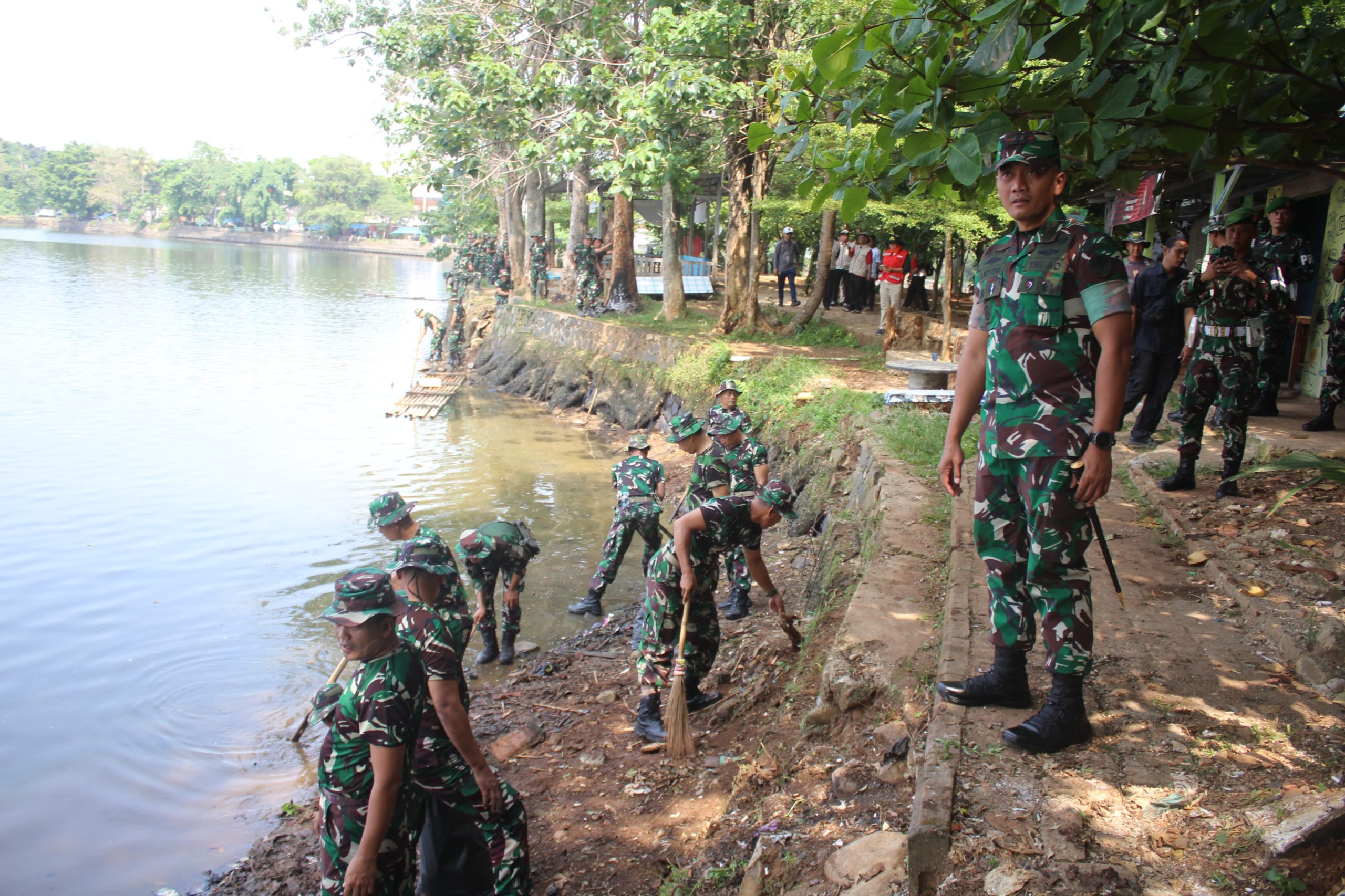Peringati HUT ke-79 TNI, Kodim 0621 Kab, Bogor Dan Bersama Kodam lll/Slw Gelar Karya Bakti Dengan Membersihkan Di Situ Cikaret