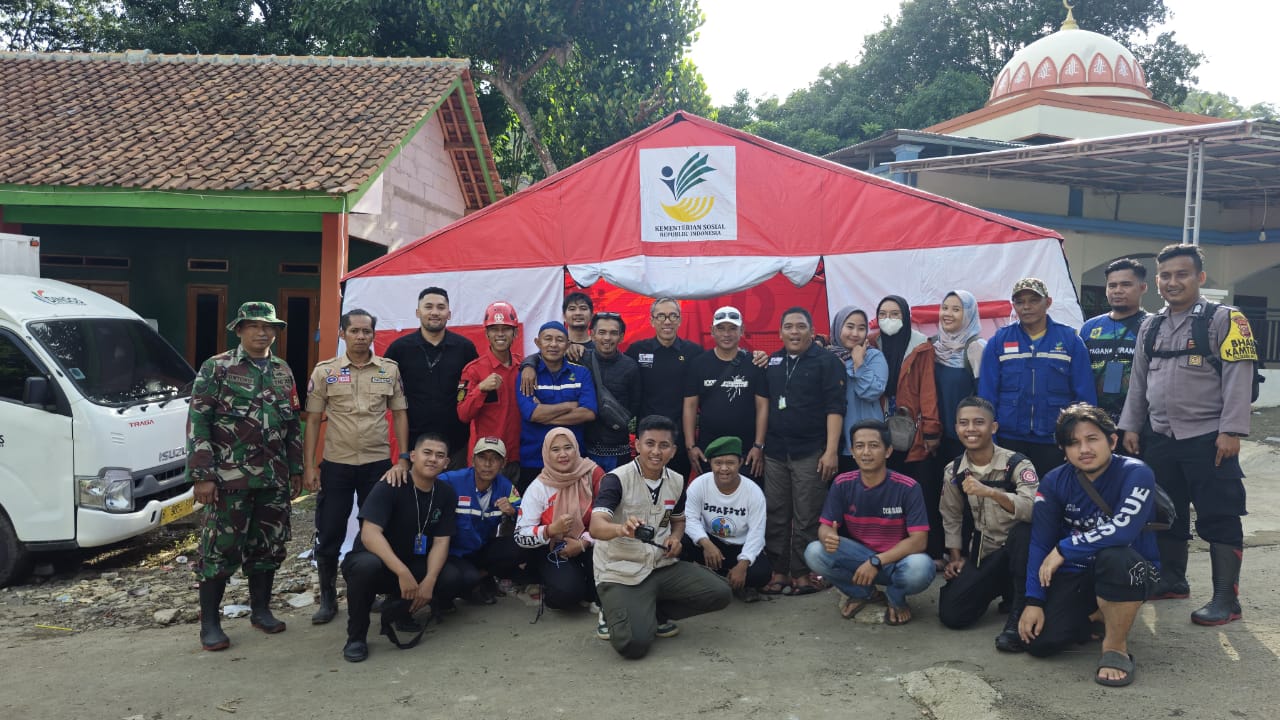 *Dinas Sosial Kabupaten Bogor Salurkan Bantuan Bagi Masyarakat Terdampak Bencana Alam di Desa Cikadu Kabupaten Sukabumi*