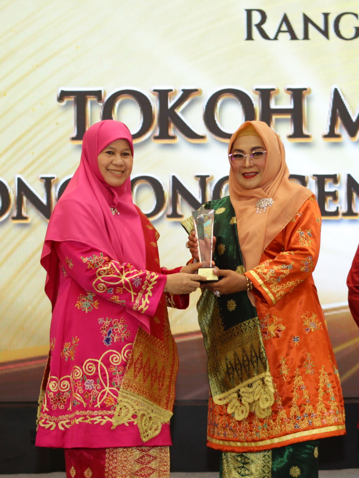 Hj. Yusneti Yossie Ismael Wahid Dianugerahi “Parampuan Tangguh” Rangkaian Minang Award 2025