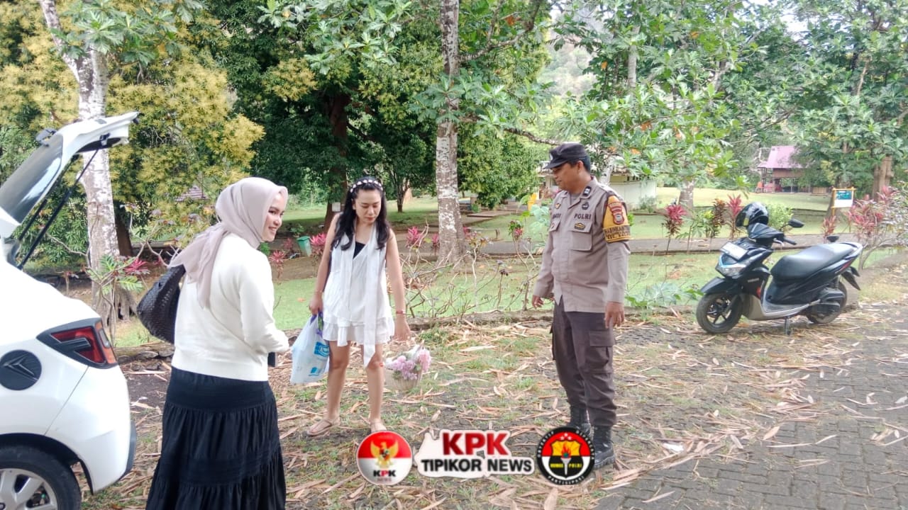 Bhabinkamtibmas Balocci Patroli Objek Wisata Sumpang Bita, Himbau Pengunjung Jaga Keamanan dan Kebersihan