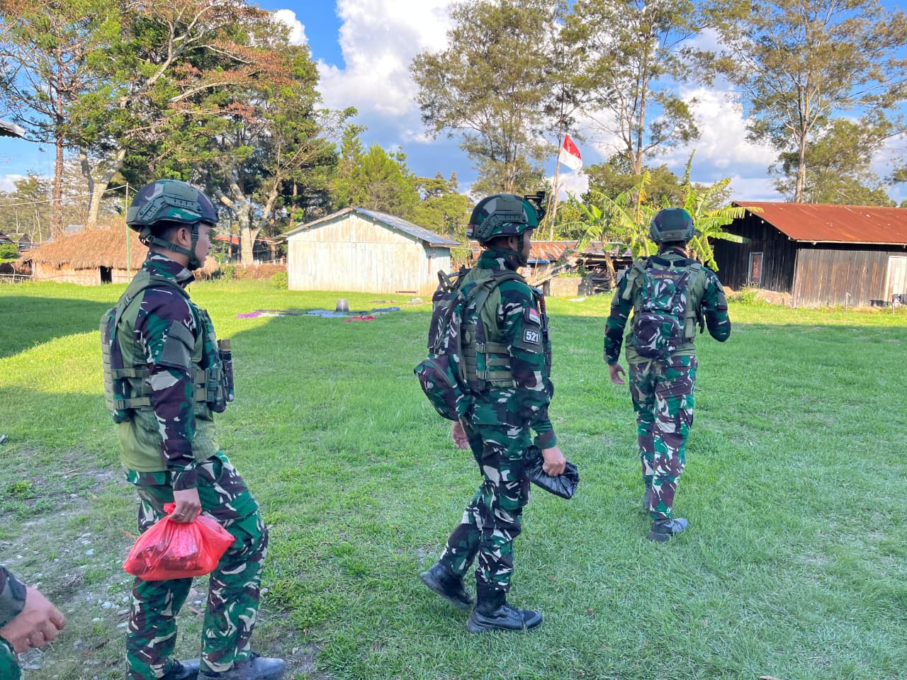 Tali Asih Satgas Yonif 521/DY Pererat Para Tokoh Masyarakat di Kampung Bolakme