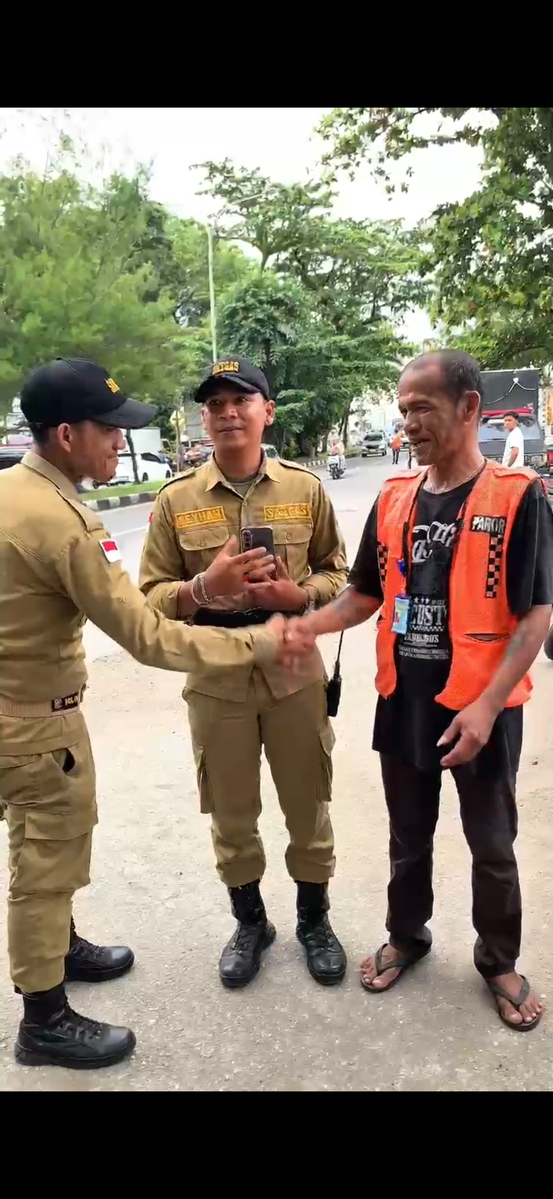 Berikan Edukasi,Korlap Danton 1 Satgas Pam Pantai Padang (Rey) Ingatkan Pedagang,Juru Parkir,Serta Pengamen,Agar Bisa Menjaga Trantibum.