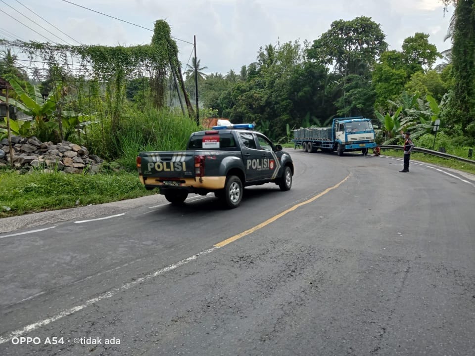 Polisi Sigap Atur Arus Lalu Lintas, Truk Mogok di Jalur Denpasar–Gilimanuk Berhasil Ditangani Cepat Dan Aman