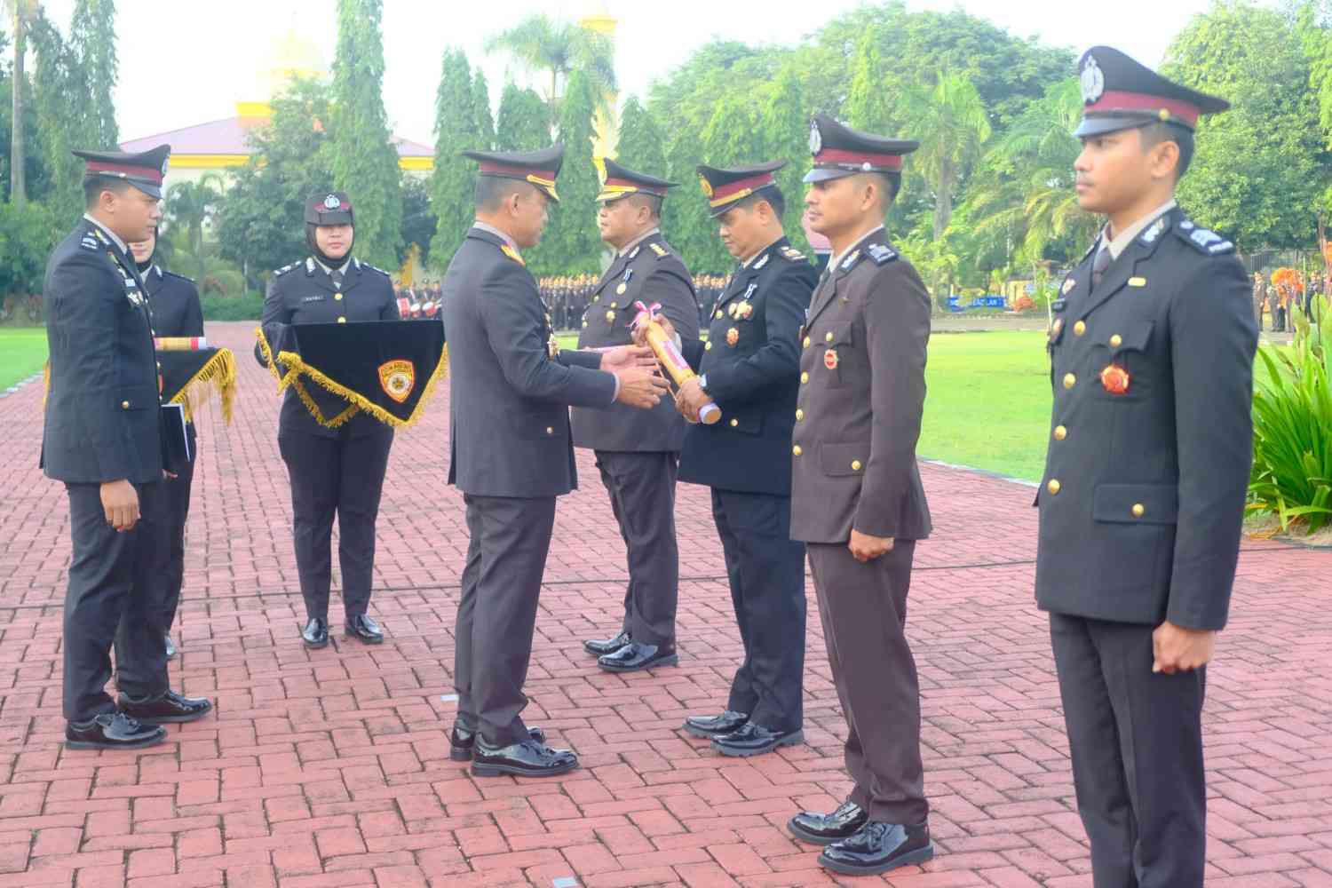 Negara Anugerahkan Tanda Kehormatan kepada Personel Polres Pangkep
