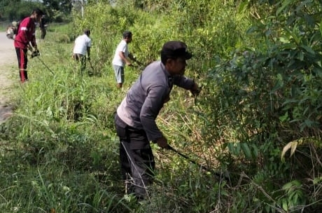 Polsubsektor Mesuji gotong royong membersihkan jalan raya Wiralaga II,