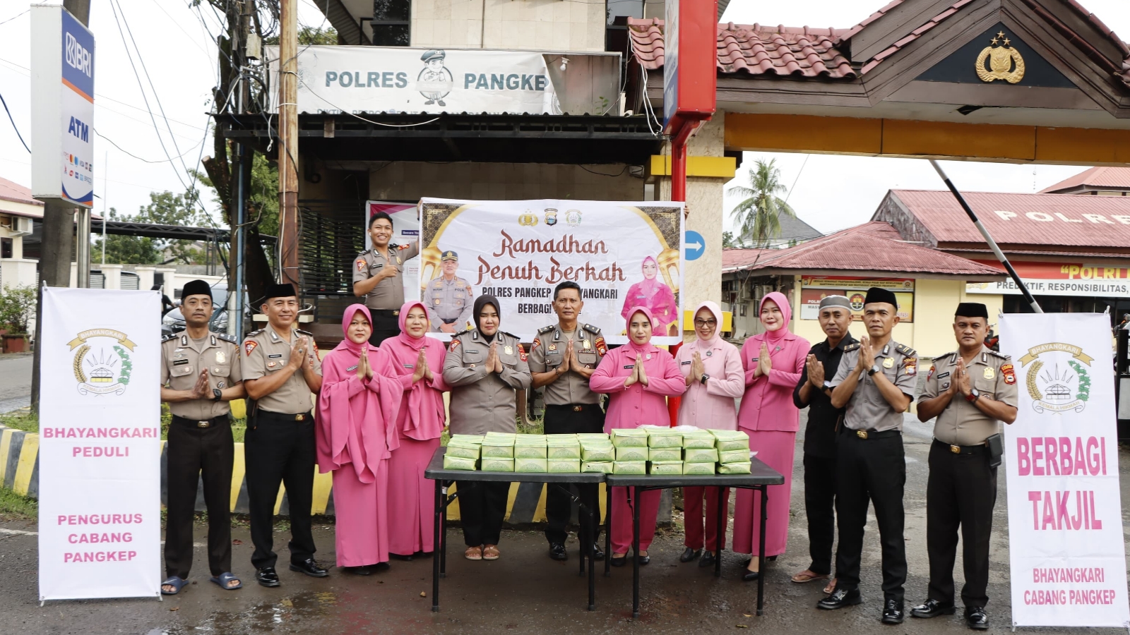 Pererat Kedekatan dengan Warga, Polres Pangkep dan Bhayangkari Turun Berbagi Takjil