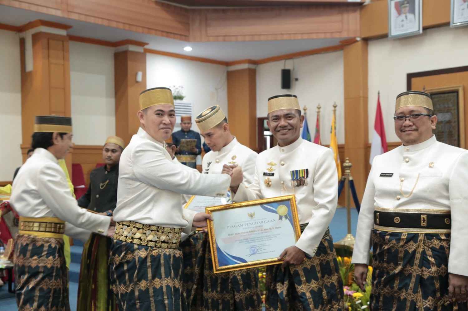 KAPOLRES PANGKEP TERIMA PENGHARGAAN DI PUNCAK HARI JADI KE-66 PANGKEP