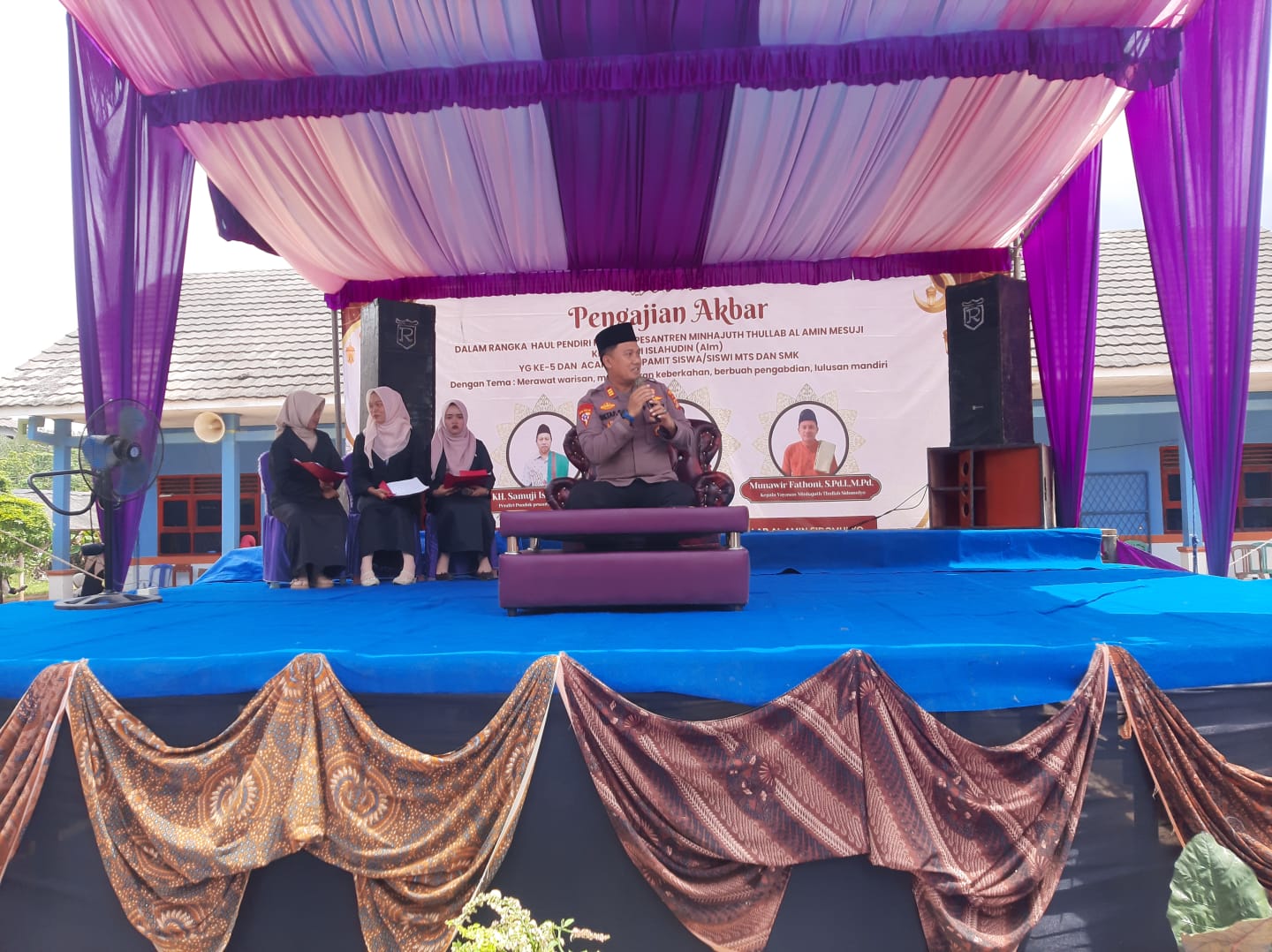 Kabag OPS Polres Mesuji Sampaikan Pesan Kamtibmas saat Melaksanakan Pengamanan Pengajian dan Haul Akbar di Ponpes Minhajut Thullab Al Amin