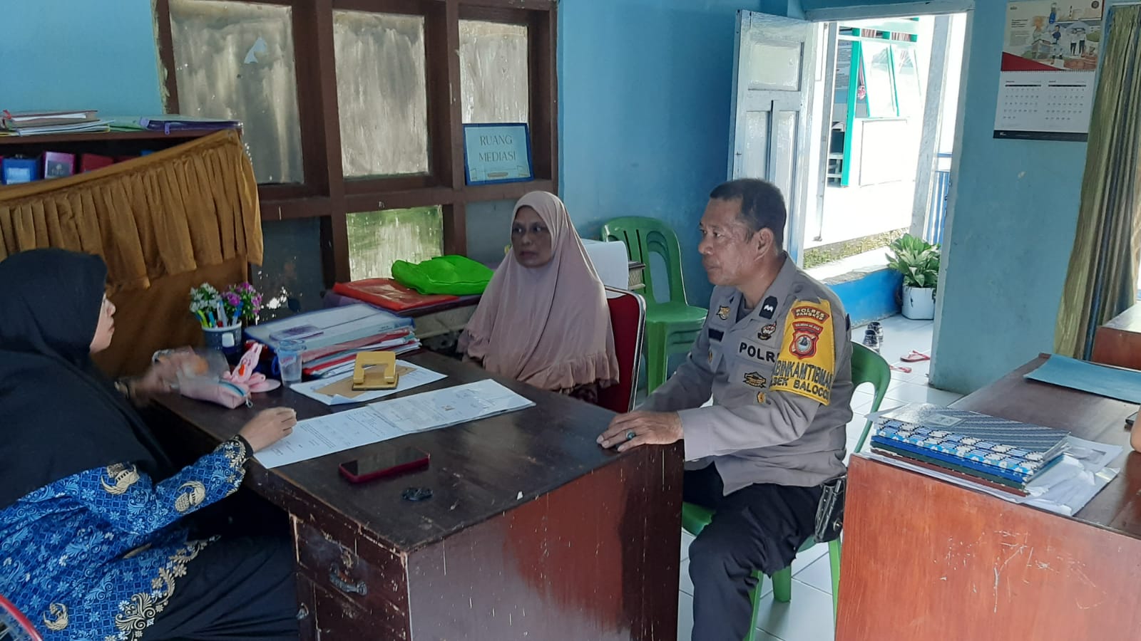 Sambang Koordinasi dengan Seklur, Bhabinkamtibmas Kelurahan Kassi Tingkatkan Pelayanan kepada Masyarakat