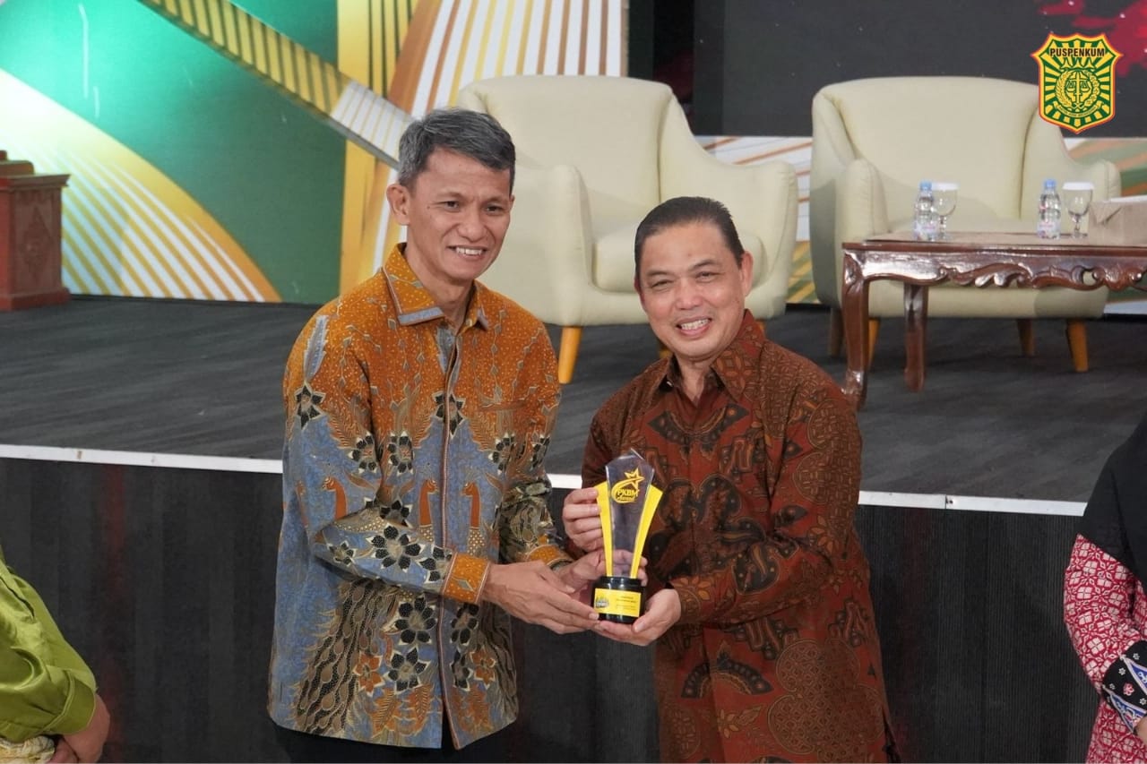 Pontianak kalbar” KAJATI KALBAR MENERIMA PKBM AWARD 2026, RESMI JADI BAPAK ASUH PKBM DI KALBAR :   DORONG SOLUSI KOMPREHENSIF ATASI ANAK PUTUS SEKOLAH.
