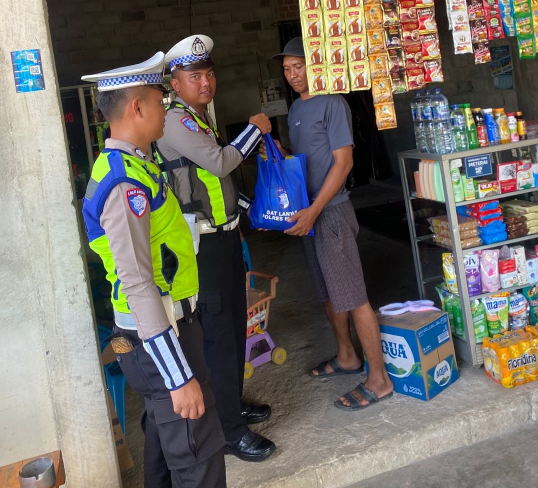 Sat Lantas Polres Mesuji Gelar “TASI BERKAH”, Salurkan Bantuan Beras Kepada Warga Kurang Mampu*   