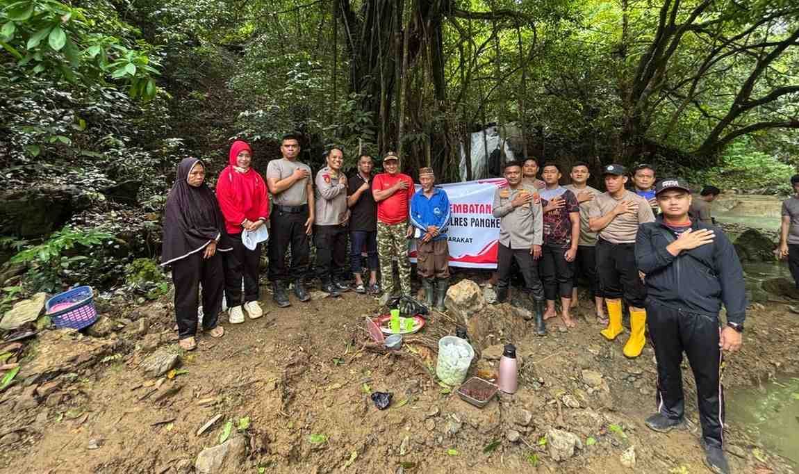 Kapolsek Ma’rang Pimpin Kegiatan Bersih-Bersih Lingkungan Mako Polsek