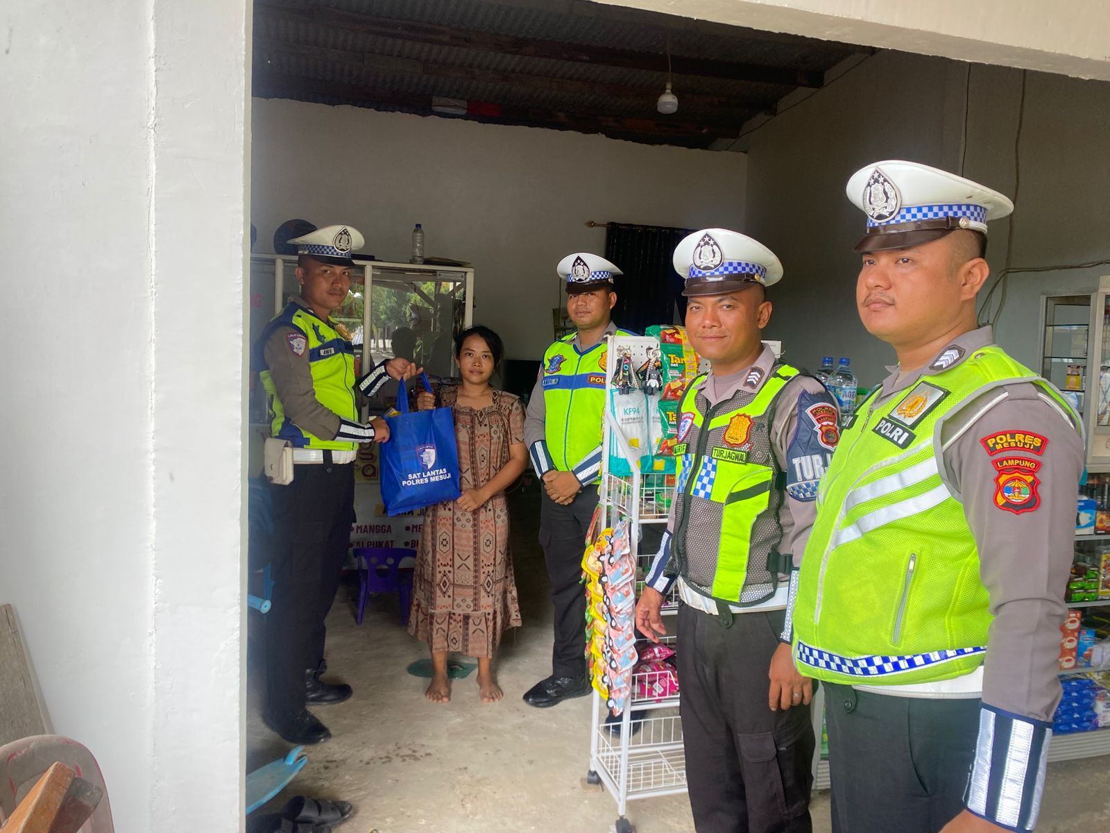 Lanjutkan Tradisi Kebagian, Sat Lantas Polres Mesuji Gelar “TASI BERKAH”, Bagikan Beras Kepada Warga Kurang Mampu*
