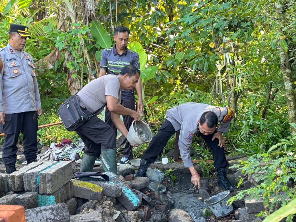 Polsek Mendoyo Wujudkan Kepedulian Sosial, Bedah Rumah Sambut HUT Bhayangkara ke-80