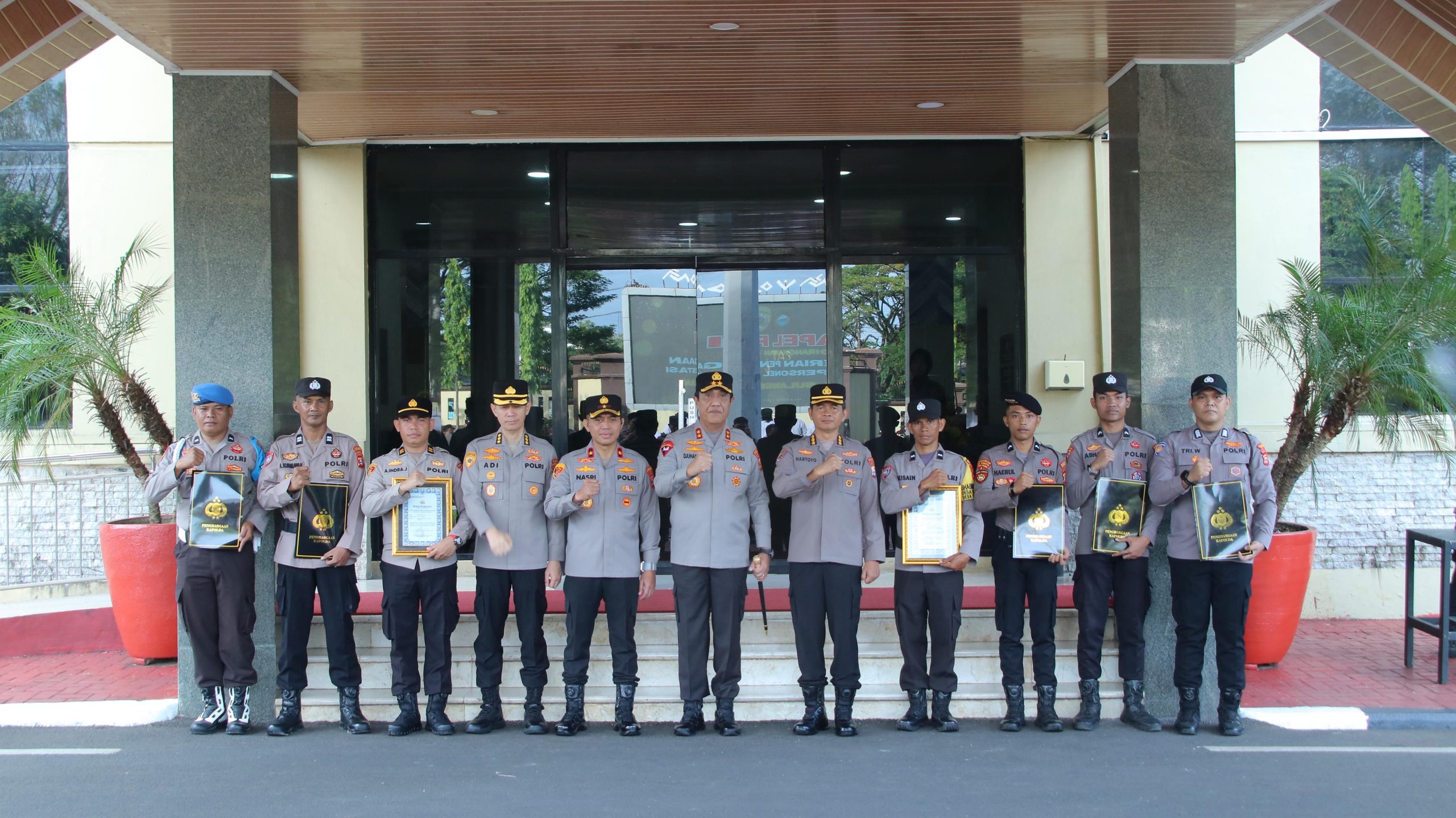 Enam Personel Polres Pangkep Terima Penghargaan dari Kapolda Sulsel atas Prestasi dan Aksi Kemanusiaan
