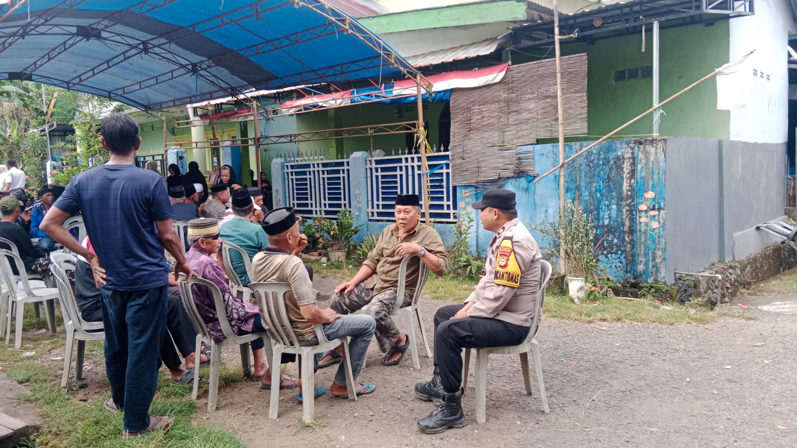 Bhabinkamtibmas Polsek Balocci Melayat ke Rumah Duka Warga di Tompobalang