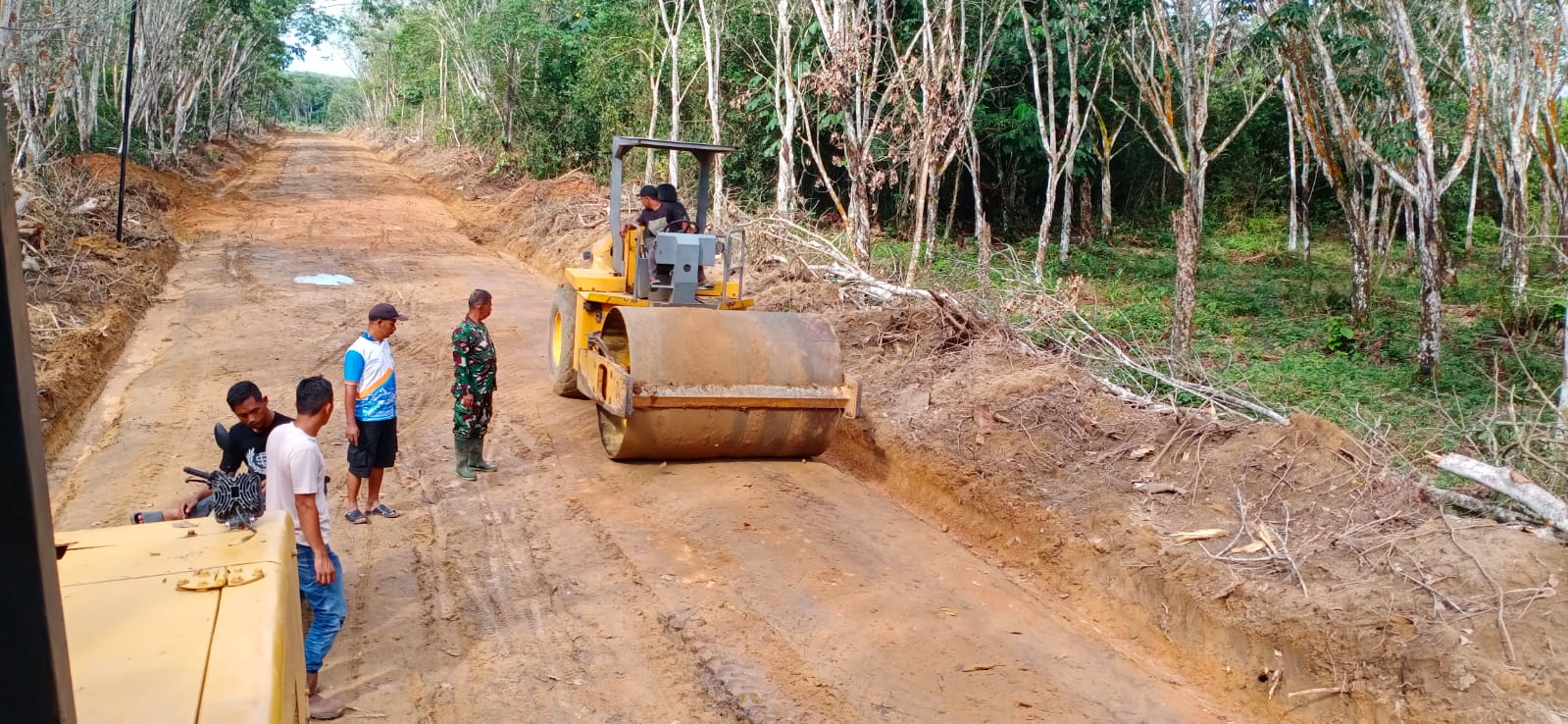 TMMD Ke-128 Kodim 0402/OKI, Progres Pembangunan Jalan di Desa Pematang Sukatani Hampir Rampung 100 Persen