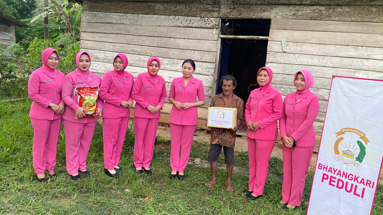 Ketua Bhayangkari Cabang Polres Mesuji melaksanakan kegiatan Bhakti Sosial di Desa Budi Aji,