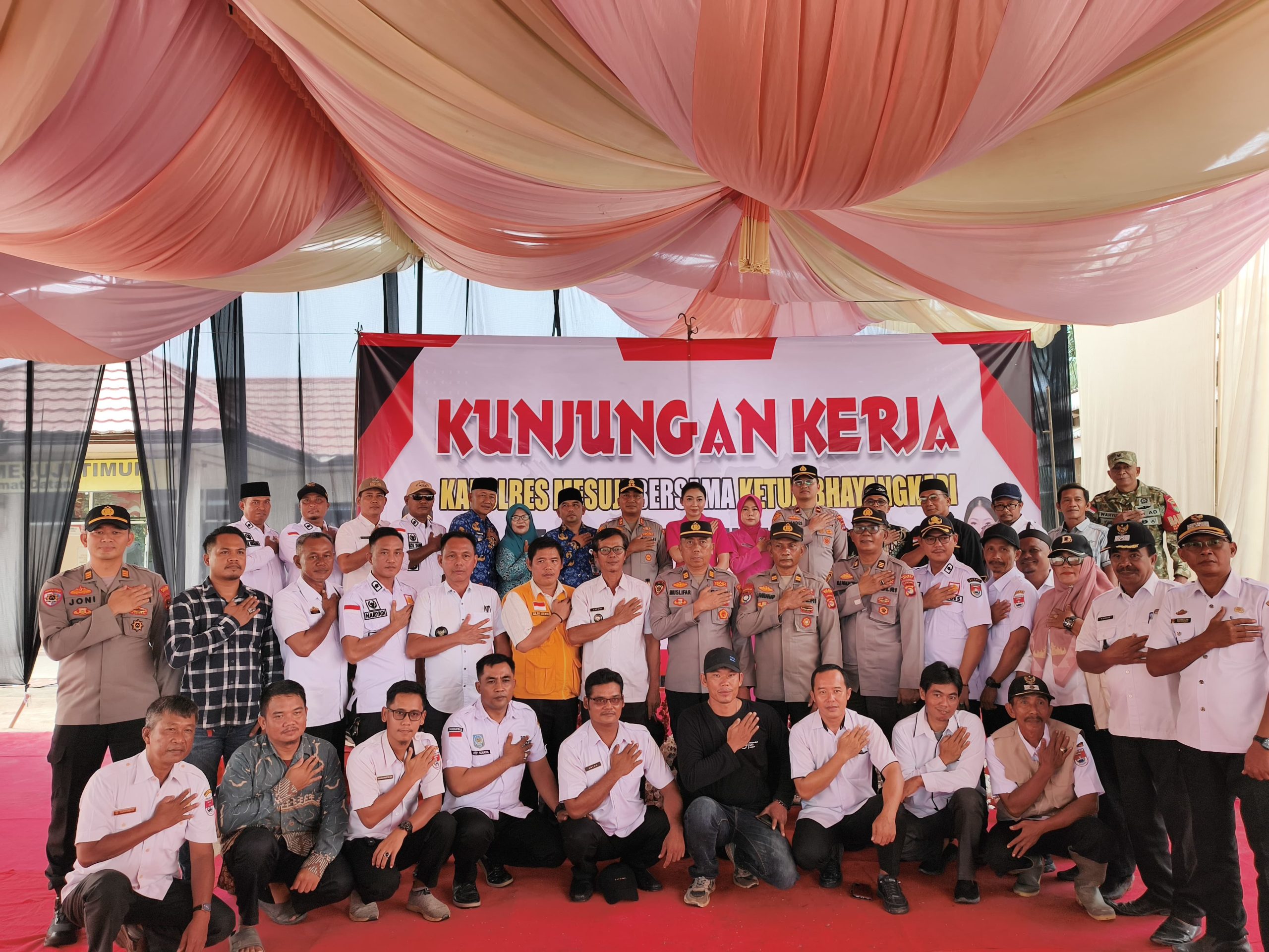 Kapolres Mesuji Bersama Ketua Bhayangkari cabang mesuji  Lakukan Kunjungan Kerja ke Mapolsek Mesuji Timur*