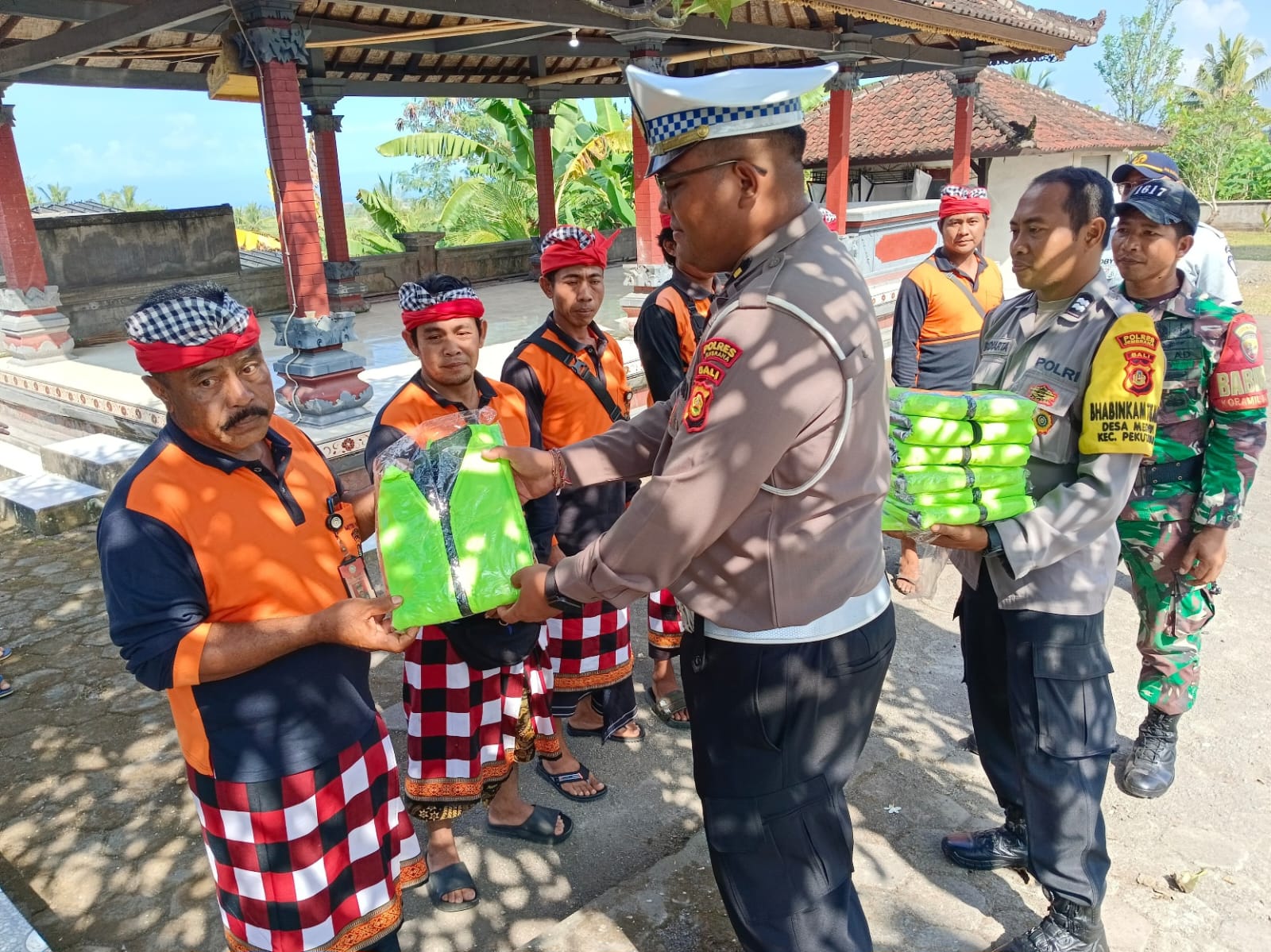 Polantas Menyapa, Satlantas Polres Jembrana Gelar Program “SEBATAS NGOPI” Bersama Warga Desa Medewi