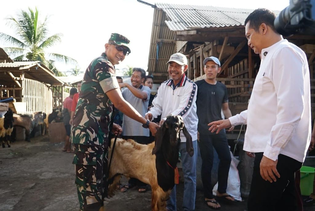 Dandim 1617/Jembrana Hadiri Pemeriksaan dan Penyerahan Hewan Qurban Presiden RI