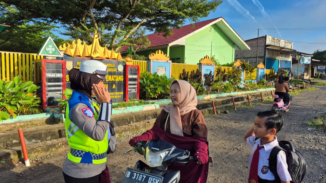 Satlantas Polres Mesuji melaksanakan kegiatan (Pam Rawan Pagi) di (SDN) 8 Simpang Pematang