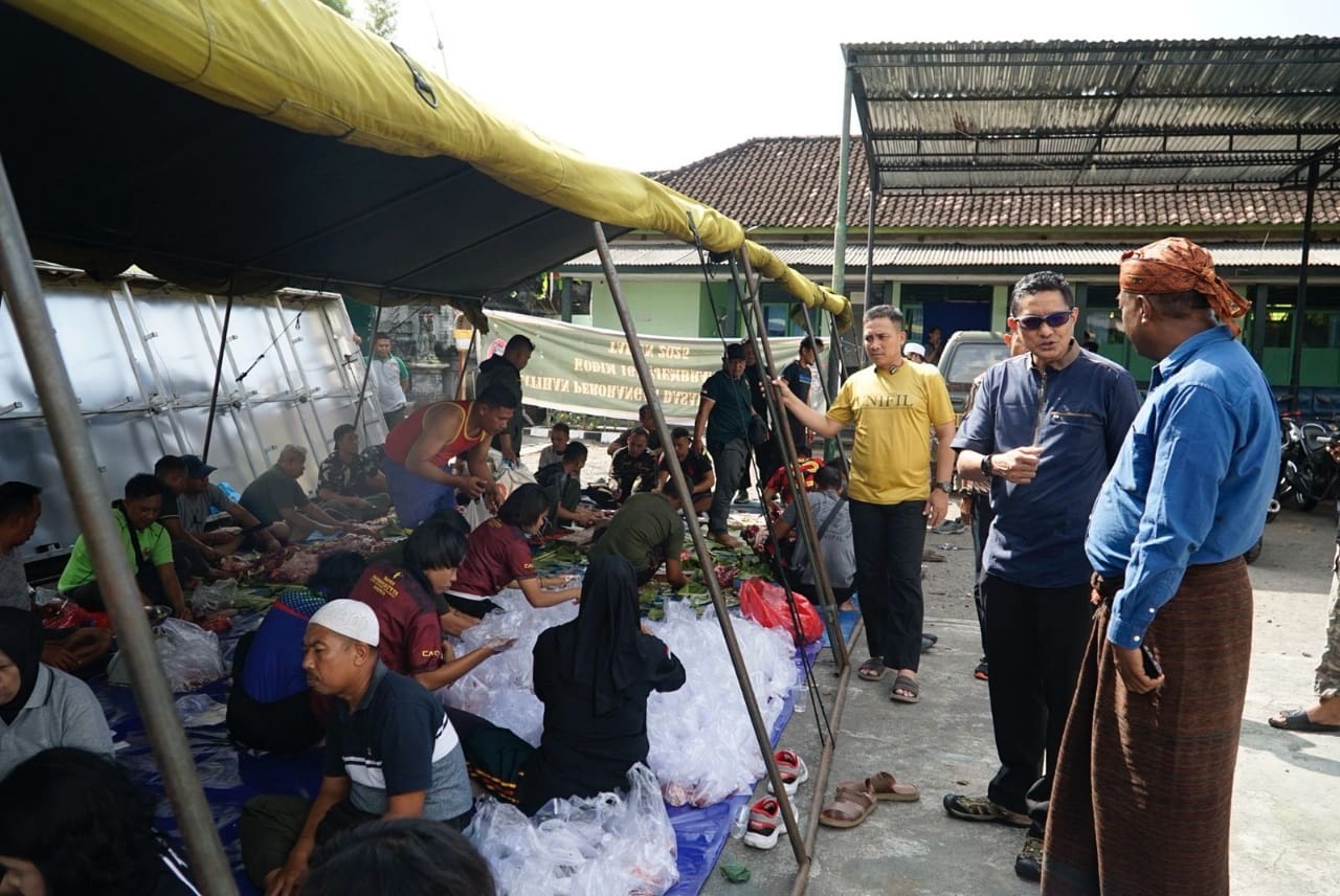 Idul Adha 1447 H, Dandim 1617/Jembrana Pimpin Langsung Pemotongan dan Penyaluran Daging Kurban untuk Warga