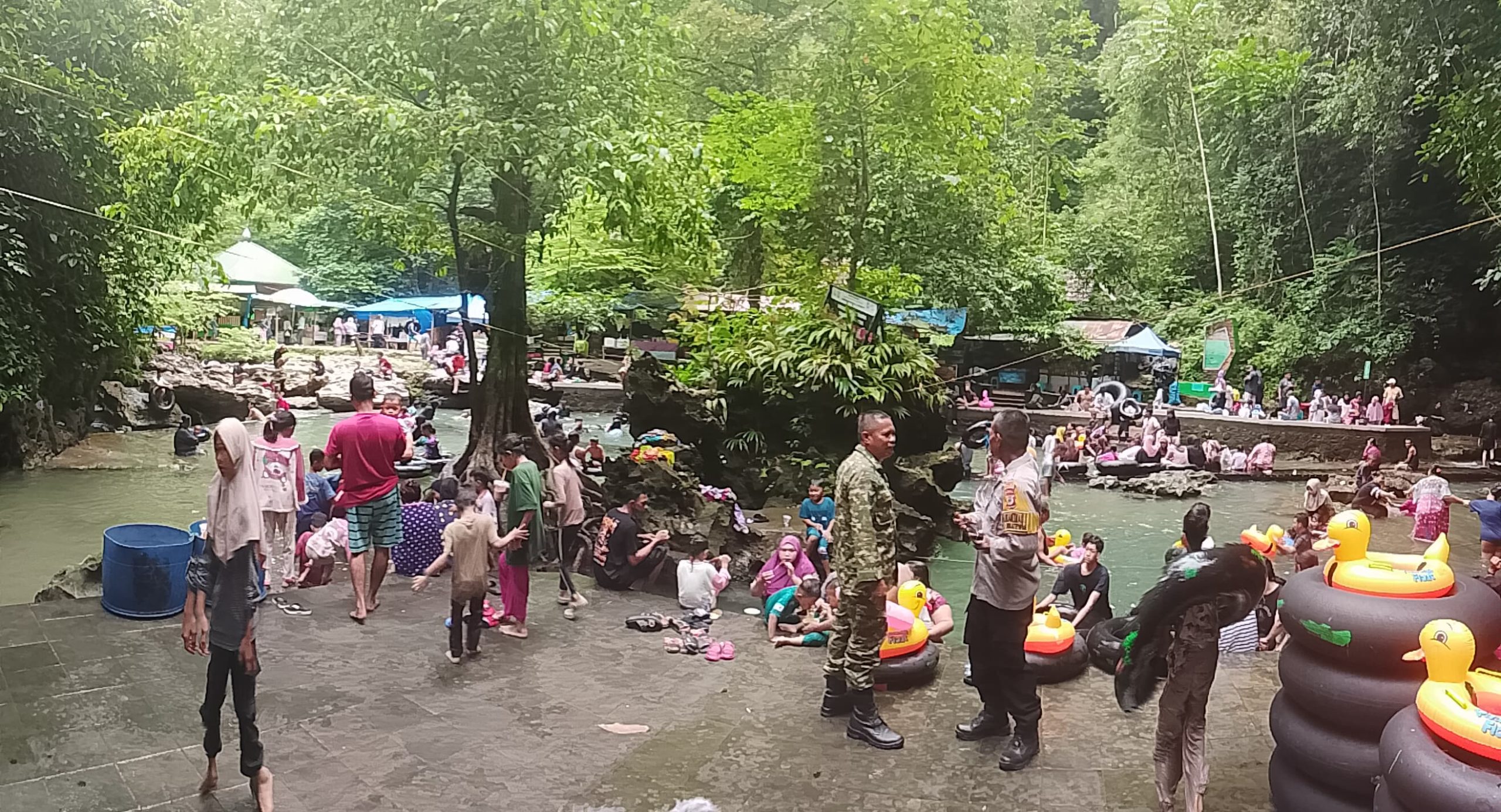 Bhabinkamtibmas dan Babinsa Patroli Wisata Leang Londrong, Imbau Pengunjung Jaga Keamanan dan Kebersihan