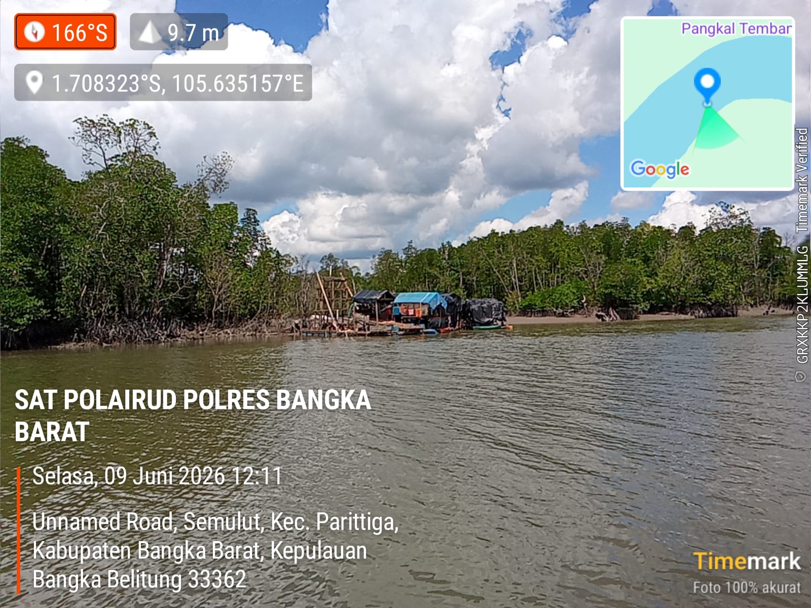 Polres Bangka Barat dan Tim Gabungan Tertibkan Tambang Ilegal di Teluk Kelabat Dalam, 15 PIP Tanpa Izin Ditemukan Polres Bangka Barat bersama tim gabungan melaksanakan patroli dan penertiban aktivitas tambang ilegal di Perairan Teluk Kelabat Dalam yang meliputi wilayah Kecamatan Parittiga, Jebus, dan Kelapa. Kegiatan tersebut merupakan tindak lanjut hasil audiensi antara kelompok nelayan dan DPRD Provinsi Kepulauan Bangka Belitung terkait maraknya aktivitas penambangan tanpa izin di kawasan tersebut. Tim gabungan yang dipimpin Sat Polairud Polres Bangka Barat dan melibatkan Dit Polairud Polda Kepulauan Bangka Belitung, Sat Polairud Polres Bangka, TNI AL Belinyu, perwakilan kementerian terkait, serta PT Timah Tbk melakukan penyisiran di sejumlah titik perairan. Dari hasil patroli, petugas menemukan sekitar 15 unit Ponton Isap Produksi (PIP) jenis tower yang beroperasi tanpa memiliki legalitas resmi berupa Surat Izin Lokasi Operasi (SILO) maupun Surat Perintah Kerja (SPK). Sebagai langkah penertiban, tim gabungan memasang spanduk larangan aktivitas tambang ilegal dan memberikan imbauan kepada para pemilik ponton untuk segera menghentikan kegiatan penambangan tanpa izin. Kapolres Bangka Barat AKBP Pradana Aditya Nugraha, S.H., S.I.K., melalui Kasi Humas Polres Bangka Barat Iptu Yos Sudarso mengatakan kegiatan tersebut merupakan bentuk keseriusan Polres Bangka Barat bersama seluruh stakeholder dalam menjaga keamanan perairan dan menindaklanjuti aspirasi masyarakat nelayan. "Polres Bangka Barat bersama tim gabungan hadir untuk memastikan kawasan Perairan Teluk Kelabat Dalam tetap aman, tertib, dan kondusif. Penertiban ini merupakan langkah preventif sekaligus upaya memberikan edukasi kepada masyarakat agar aktivitas pertambangan dilakukan sesuai aturan dan ketentuan yang berlaku," kata Iptu Yos. Menurutnya, keberadaan tambang ilegal tidak hanya berpotensi menimbulkan persoalan hukum, tetapi juga dapat memicu konflik sosial serta berdampak terhadap kelestarian lingkungan perairan yang menjadi sumber mata pencaharian masyarakat pesisir. "Kami mengedepankan pendekatan humanis melalui sosialisasi dan imbauan. Namun demikian, Polres Bangka Barat bersama tim gabungan akan terus melakukan pengawasan dan tidak akan ragu mengambil langkah sesuai hukum apabila masih ditemukan aktivitas penambangan ilegal," tegasnya. Ia juga mengajak seluruh masyarakat untuk bersama-sama menjaga keamanan dan kelestarian wilayah perairan Teluk Kelabat Dalam demi keberlangsungan ekosistem laut dan kesejahteraan nelayan. Berdasarkan pendataan petugas di lapangan, ponton-ponton yang ditemukan diketahui berasal dari wilayah Kapit, Pusuk, dan Rukam. Seluruh rangkaian kegiatan penertiban berlangsung aman, lancar, dan mendapat pengamanan dari tim gabungan. Langkah yang dilakukan Polres Bangka Barat bersama tim gabungan tersebut menjadi bagian dari komitmen bersama dalam menciptakan kepastian hukum, menjaga stabilitas kamtibmas, serta melindungi sumber daya alam laut agar dapat dimanfaatkan secara berkelanjutan oleh generasi mendatang.