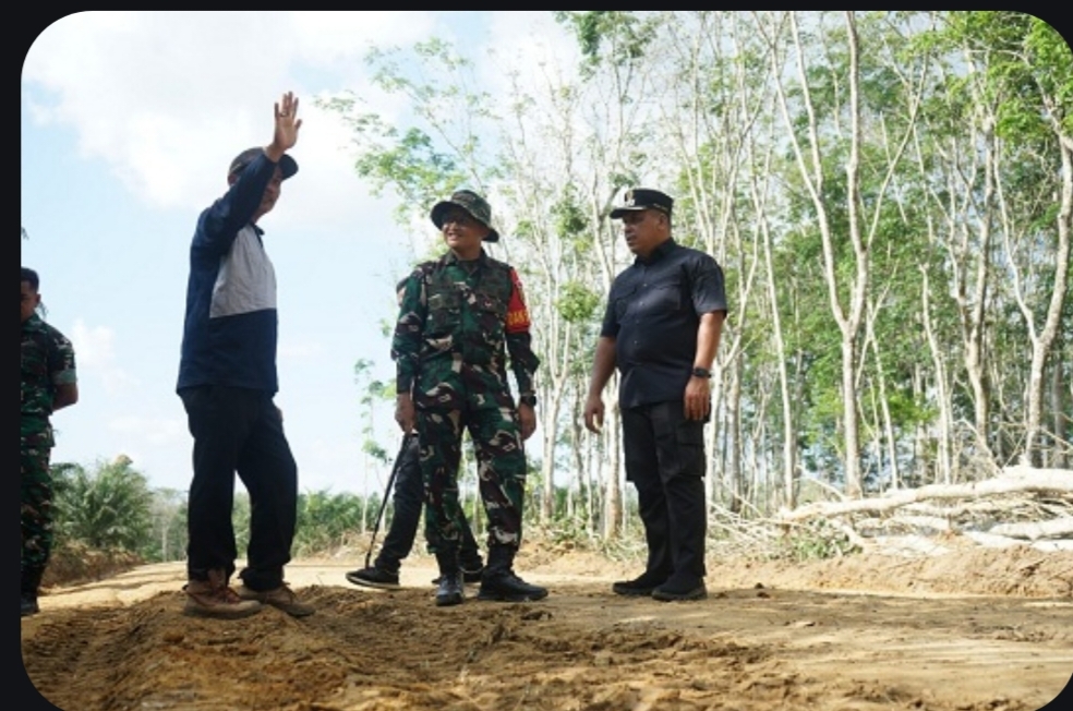 Dandim dan Wakil Bupati OKI Pastikan Progres TMMD Pembukaan Jalan Berjalan Optimal Reporter Send an email19/05/26Last Updated: 19/05/26 2
