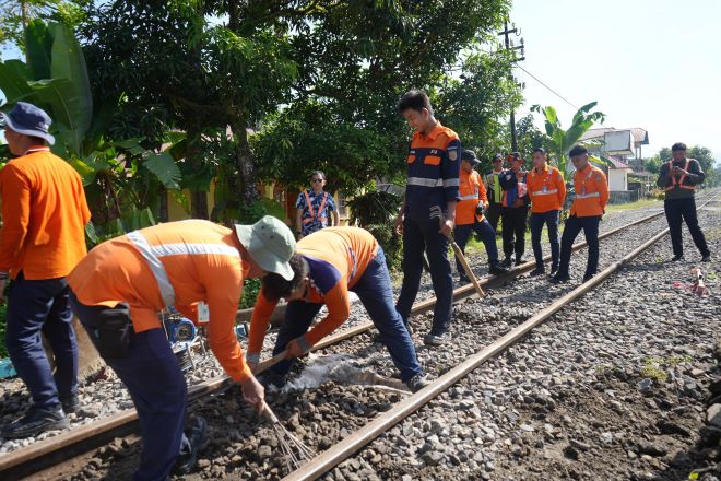 Perkuat Keselamatan Perjalanan Kereta Api, KAI Divre II Sumbar Tutup Tiga Perlintasan Liar di Padang Pariaman