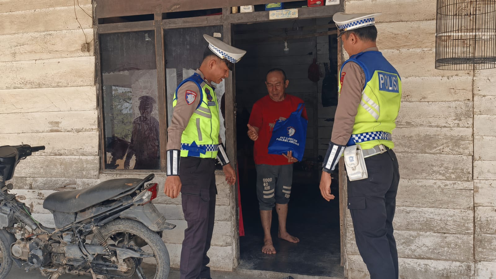Sat Lantas Polres Mesuji Laksanakan Tasi Berkah Presisi, Bagikan 10 Karung Beras untuk Warga Kurang Mampu