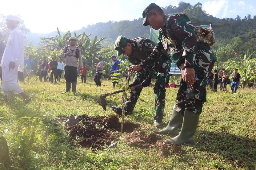 Dandim 1617/Jembrana Hadiri Reboisasi di Palasari: Wujud Sinergitas TNI-Polri Jaga Kelestarian Hutan Bali