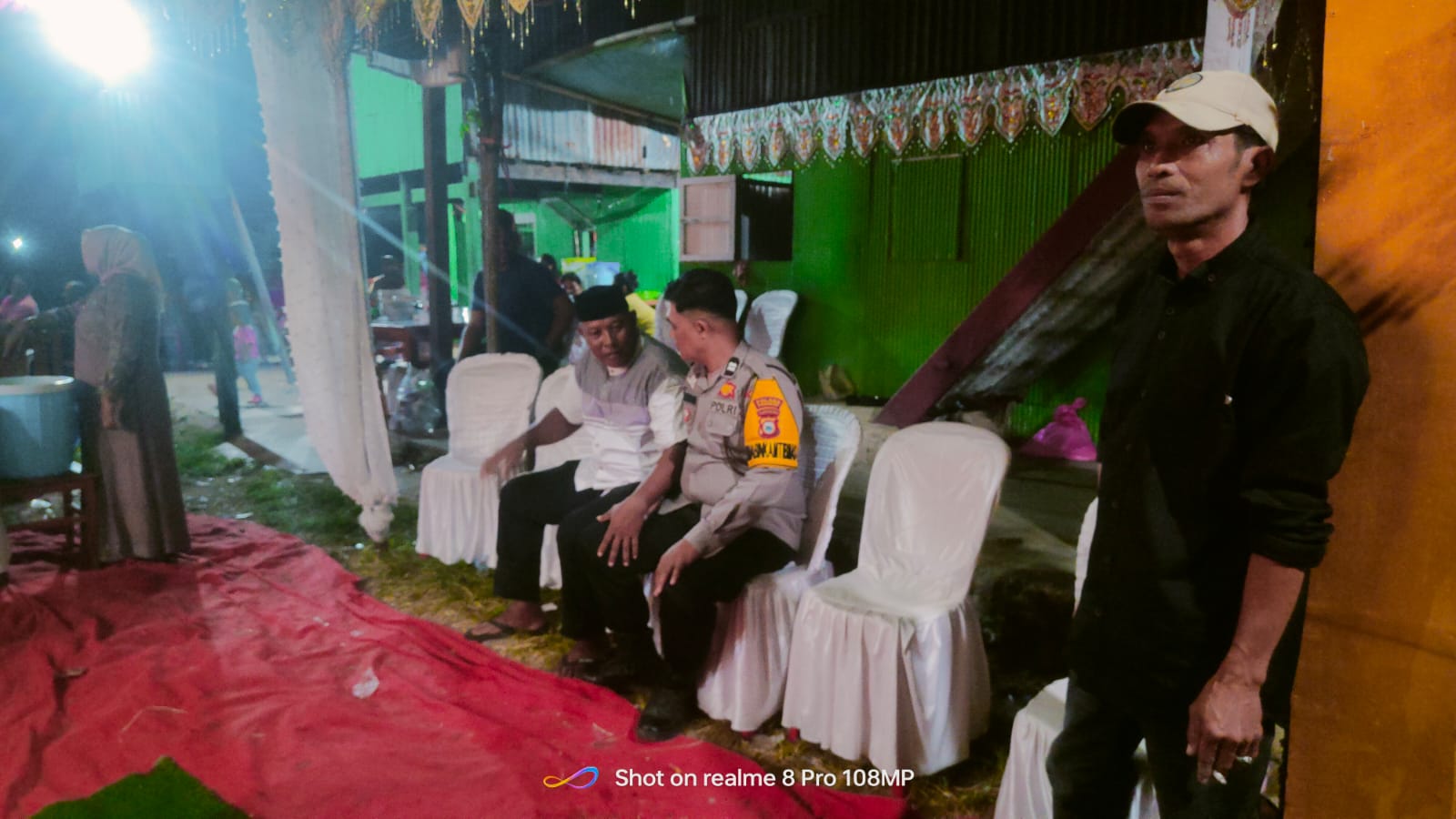 Bhabinkamtibmas Ma’rang Sambangi Hajatan, Pererat Silaturahmi Warga