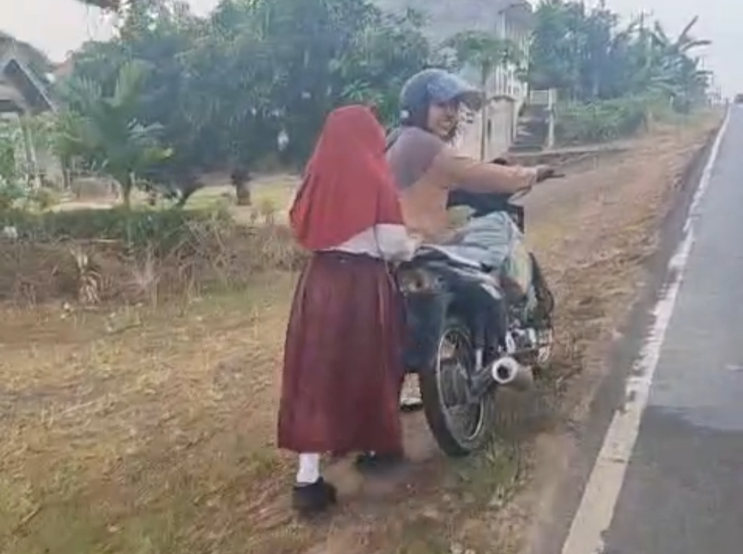 Tindakan Peduli Anggota Polisi: Dorong Motor 3 Km demi Bantu Ibu dan Anak*