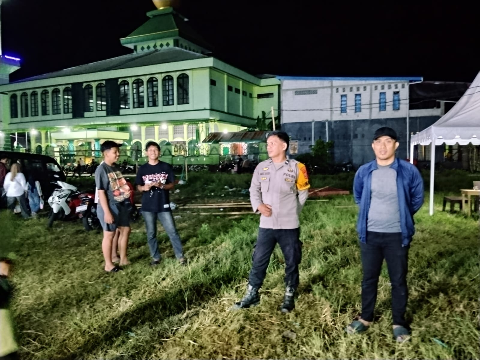 Bhabinkamtibmas dan Unit Reskrim Polsek Ma’rang Patroli Pasar Malam, Pastikan Situasi Tetap Aman dan Kondusif