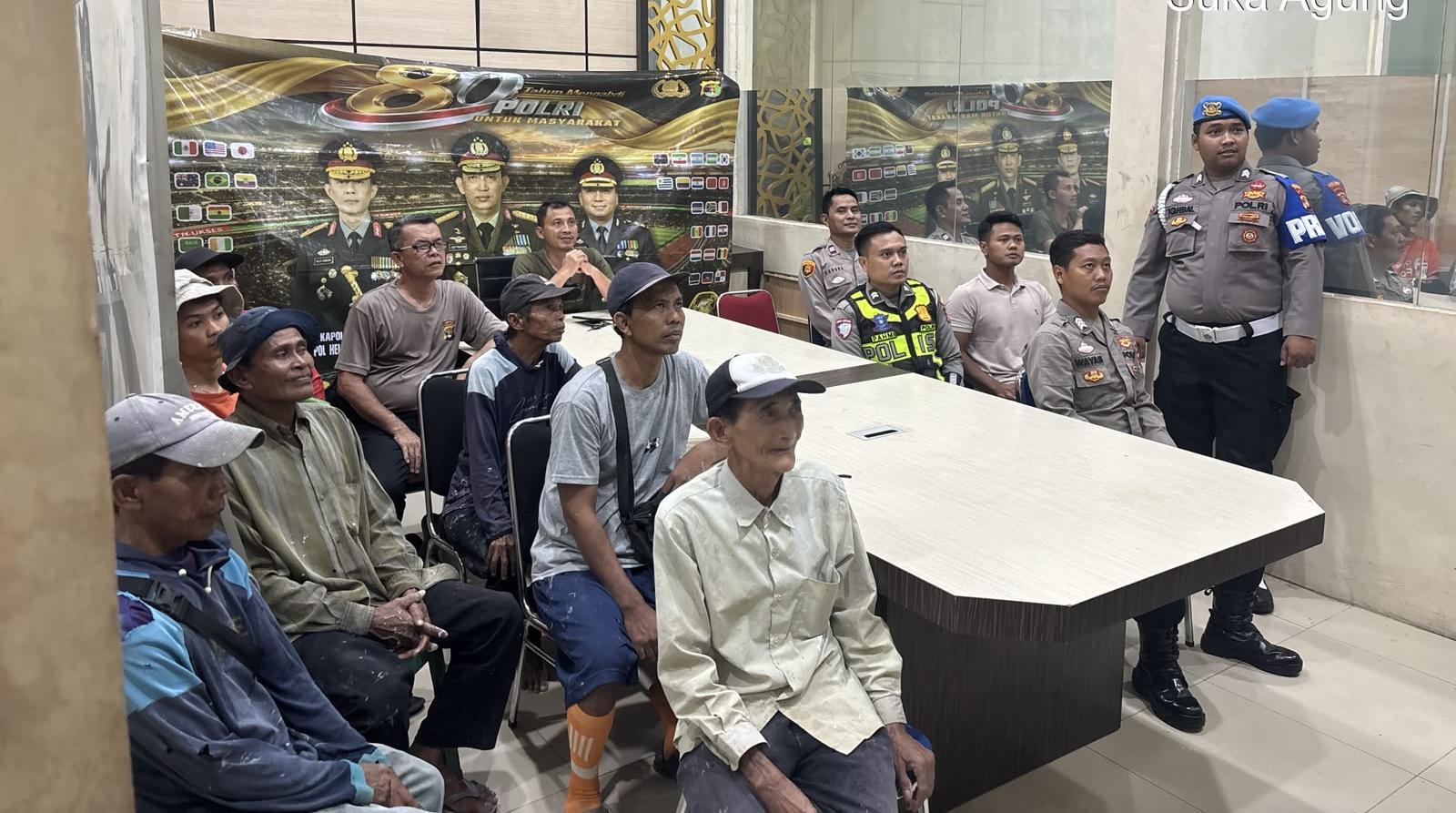 Waka Polres Mesuji Pimpin Nobar Piala Dunia Jepang vs Tunisia Bersama Masyarakat di Aula Sat Reskrim*   