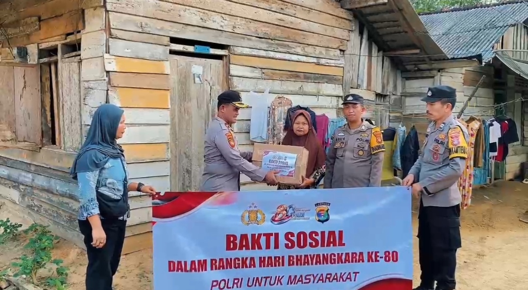 Dalam Rangka Peringatan Hari Bhayangkara ke-80, Kapolsek Simpang Pematang Beserta Anggota Laksanakan Bhakti Sosial dan Bagikan Bantuan Sembako Kepada Masyarakat Kurang Mampu