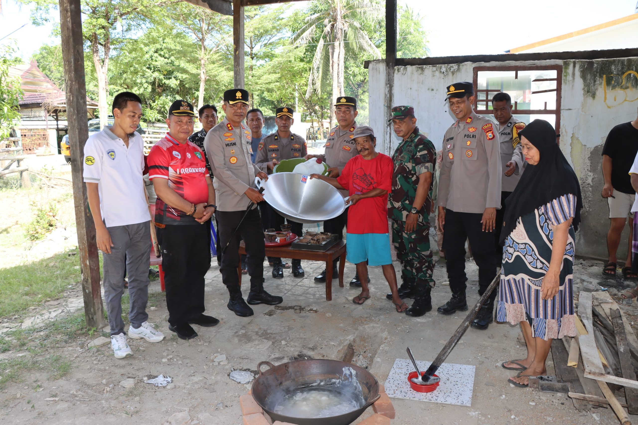 KAPOLRES PANGKEP ANJANGSANA KE PETANI AIR NIRA, DUKUNG PENGEMBANGAN USAHA GULA AREN LOKAL