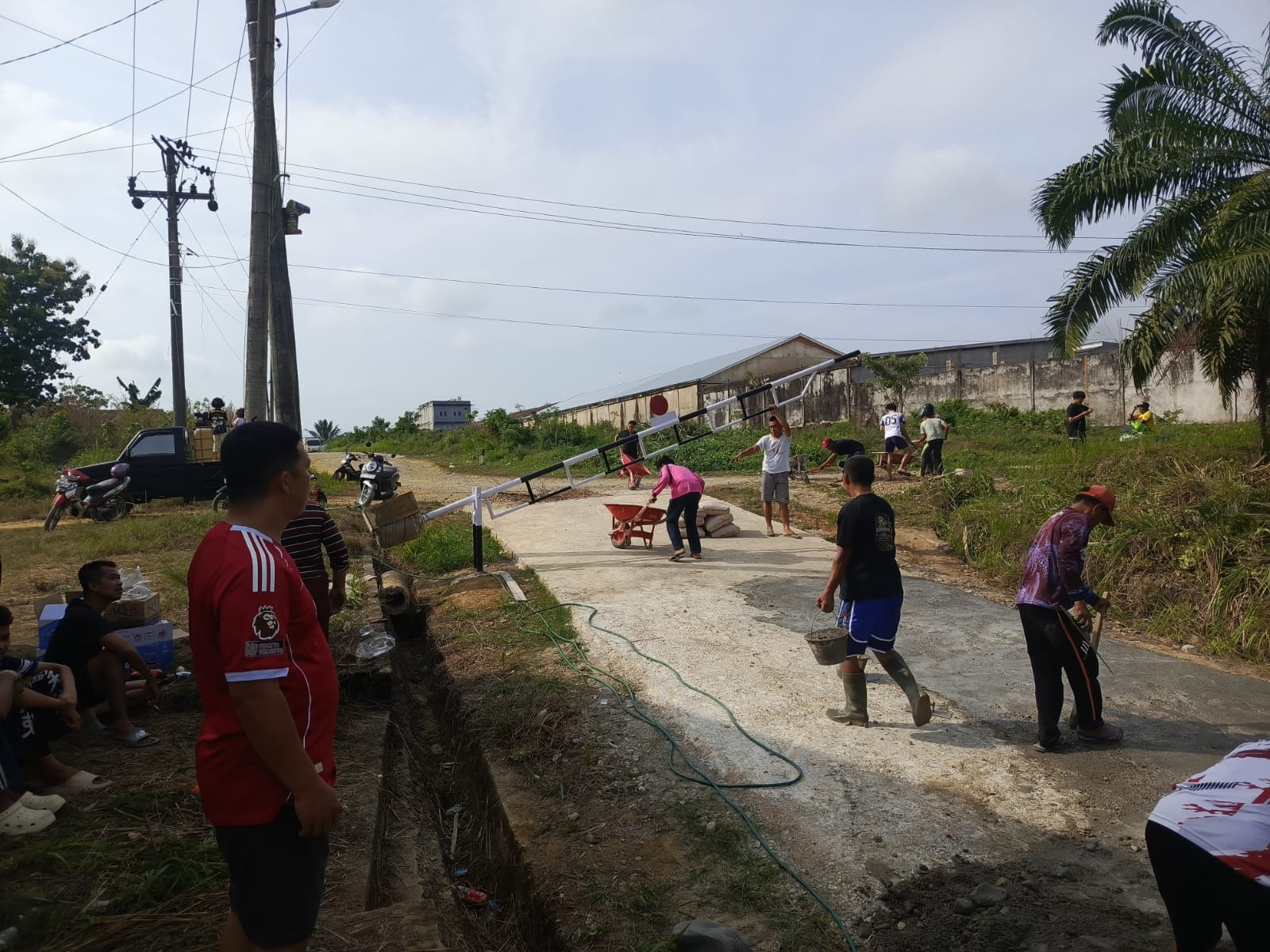 Miris! Tak Kunjung Diaspal, Warga Perumahan Siginjai Sari Gotong Royong Cor Jalan dengan Semen, Ke Mana Janji Pemerintah?