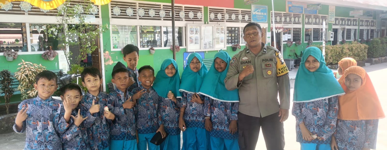 Luar Biasa, Bhabinkamtibmas Kelurahan Banuaran, Aipda Dian Wihendro Ratno Bagikan Minuman Sehat Kepada Siswa Sekolah Dasar.