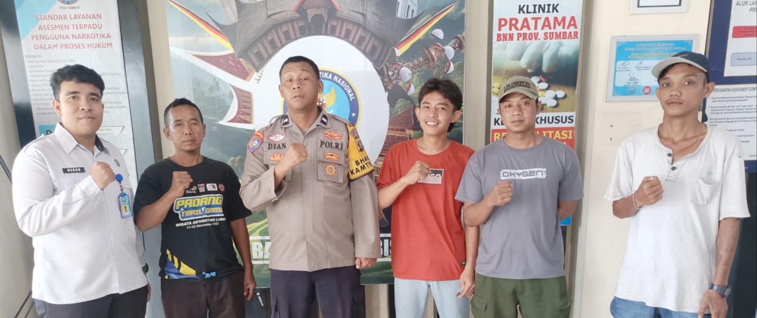 Hindari Bahaya Narkoba, Bhabinkamtibmas Banuaran Antar Warga Untuk rehabilitasi Ke BNNP Sumbar