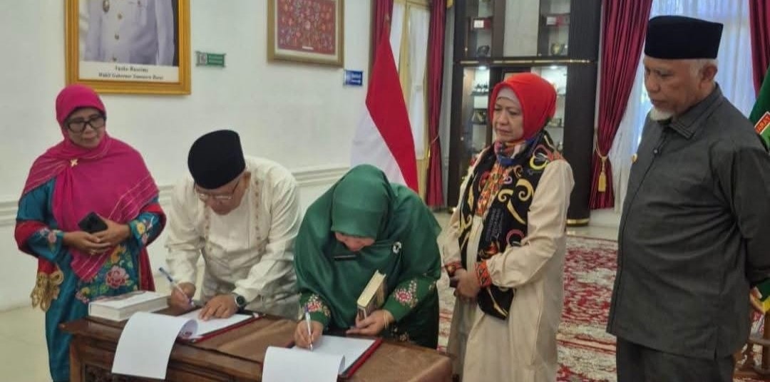 Gubernur Sumbar dan IMLF Salurkan 7.080 Buku Sastra Klasik Tamil Senilai Rp 230 Juta pada 26 PT dan Lembaga  