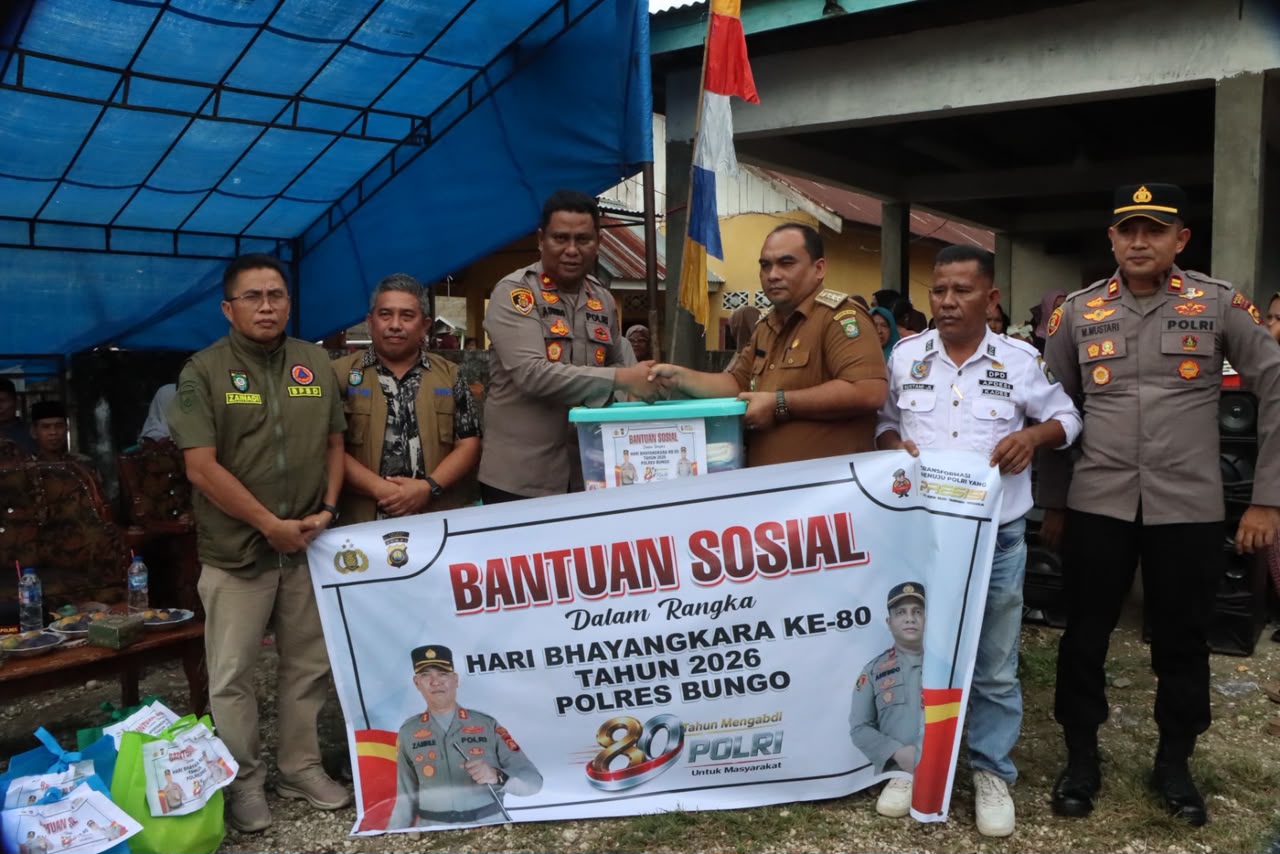 Polres Bungo dan Pemkab Salurkan Bansos untuk Korban Banjir di Tanah Bekali
