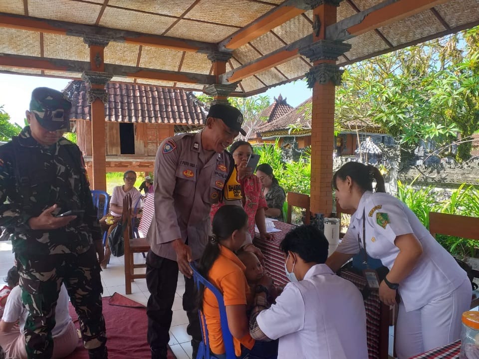 Polri Hadir untuk Masyarakat, Bhabinkamtibmas Desa Pergung Dampingi Kegiatan Posyandu Balita dan Lansia