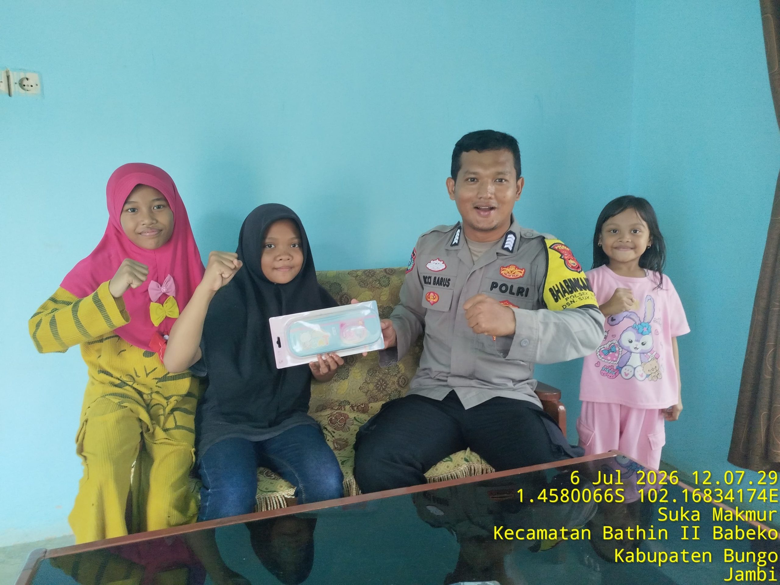 Bhabinkamtibmas Bripka Ricci Barus Berikan Bantuan kepada Anak Berprestasi di Desa Suka Makmur, Kapolsek: Bentuk Kepedulian Polri terhadap Pendidikan