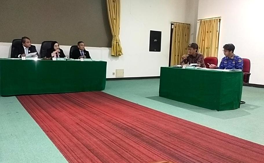 Pontianak kalbar KADIS PERKIM KALBAR BUNGKAM SAAT SAAT DI TANYA WARTAWAN SELESAI SIDANG
