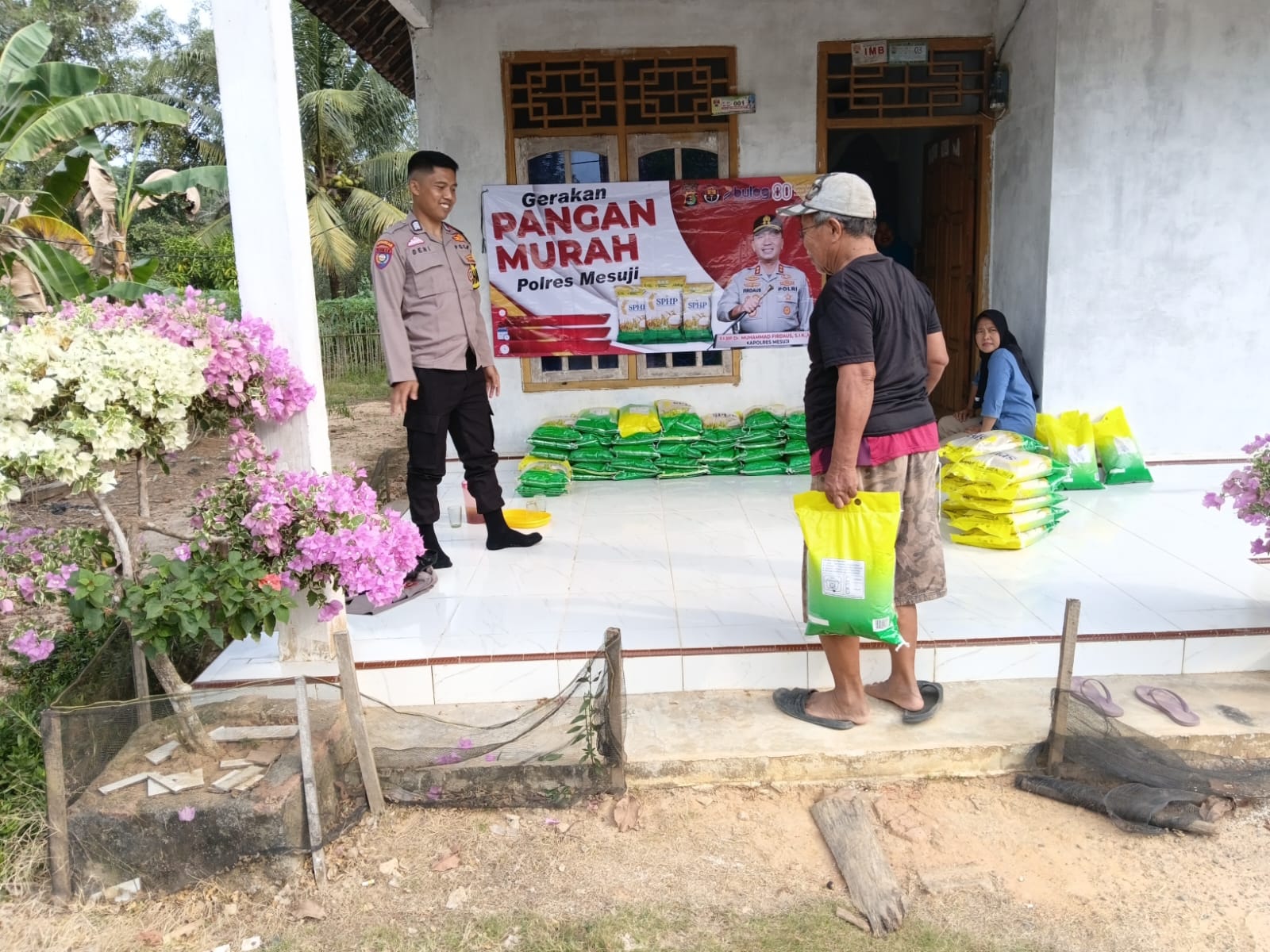 Polsek Tanjung Raya dan Polsek Simpang Pematang Gelar Gerakan Pangan Murah*