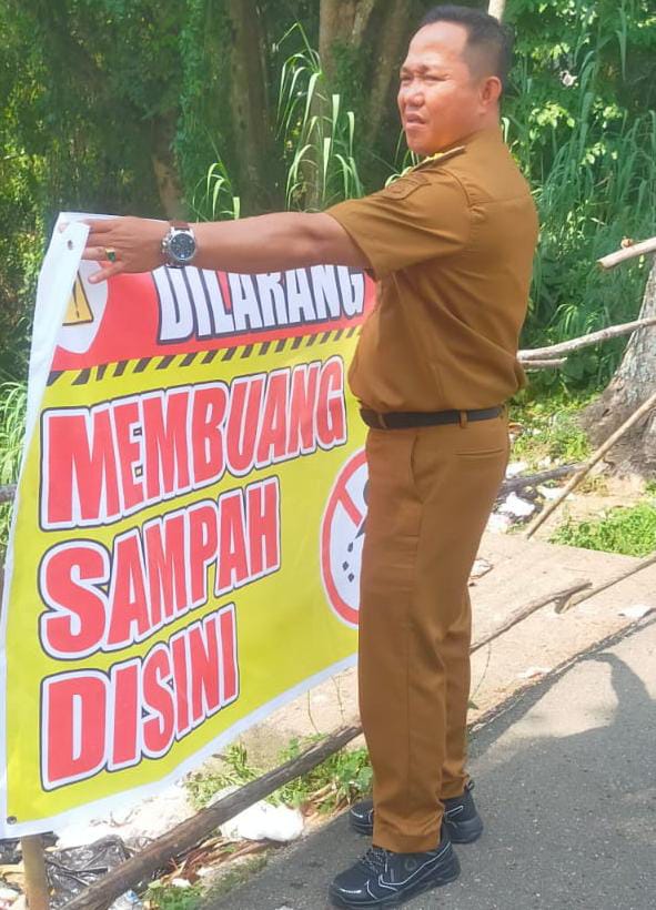 Lurah Pasir Putih Bersama Ketua RW dan RT Rutin Turun ke Lapangan, Ajak Warga Jaga Kebersihan Lingkungan